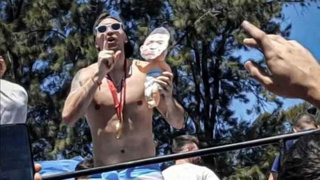 Người hùng Argentina ôm búp bê hình Mbappe trong lễ rước cúp vô địch World Cup