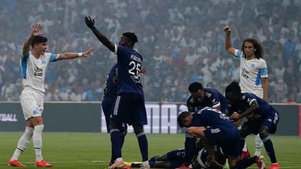 Cầu thủ ở Ligue 1 đổ gục xuống sân giống như Eriksen
