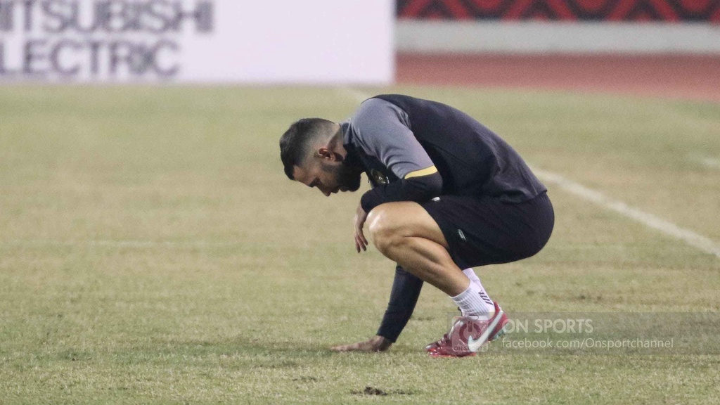 Cầu thủ Indonesia lập tức kiểm tra mặt cỏ khi vừa tới sân Mỹ Đình