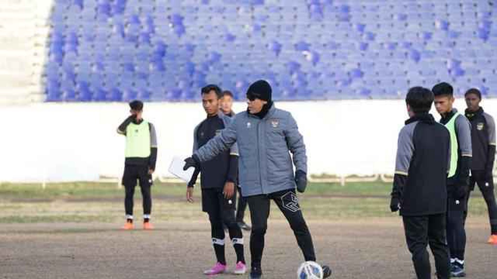 HLV Shin Tae-yong nổi giận vì U20 Indonesia phải tập trên sân...tệ hại