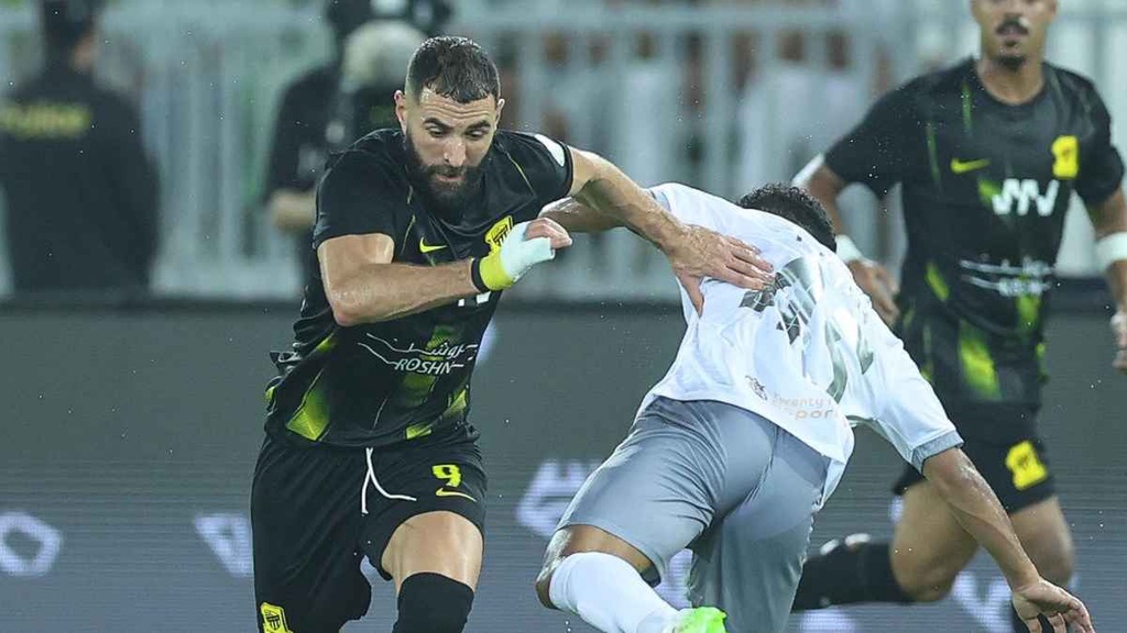 Benzema nguy cơ lỡ trận gặp Al Riyadh vì mâu thuẫn với HLV 