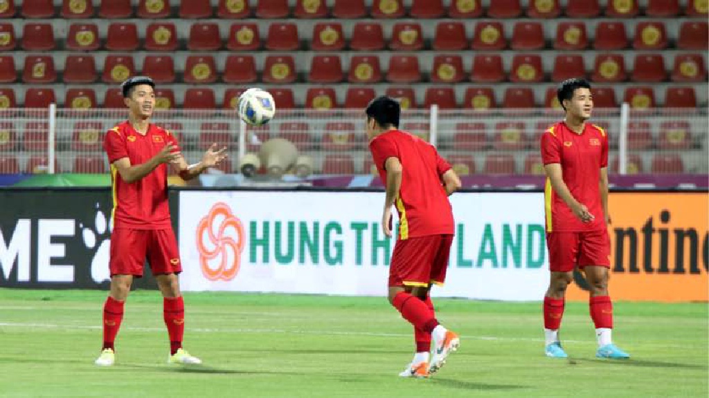 ĐT Việt Nam làm quen sân đấu với Oman 