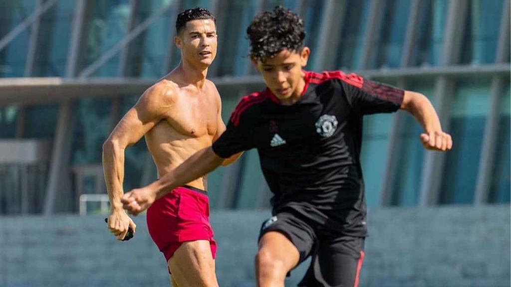 Con trai Ronaldo chụp ảnh với bà nội cũng gây chuyện