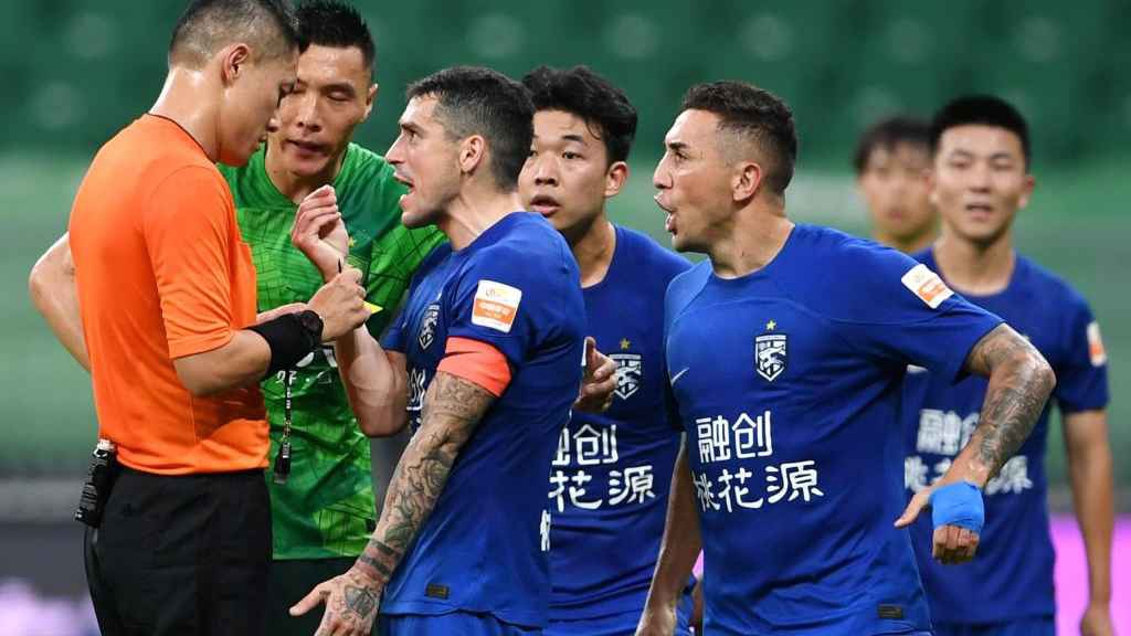 Bóng đá Trung Quốc rơi vào khủng hoảng chưa từng thấy, cầu thủ bị nợ lương 7-8 năm