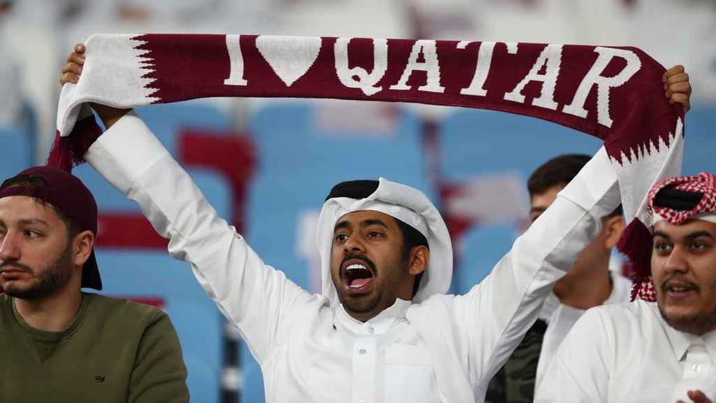 CĐV phàn nàn vì chủ nhà Qatar bật điều hòa trong sân quá lạnh