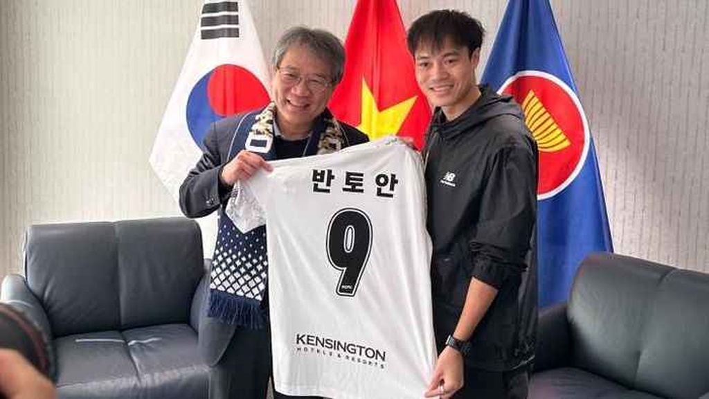 Văn Toàn nhận lời động viên đặc biệt trước trận ra mắt CLB Hàn Quốc