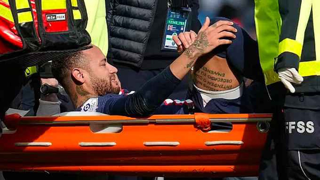 Neymar bật khóc vì chấn thương, nguy cơ lỡ đại chiến với Bayern