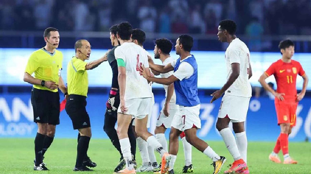 Các cầu thủ Qatar vây trọng tài sau trận thua tranh cãi trước tuyển Olympic Trung Quốc