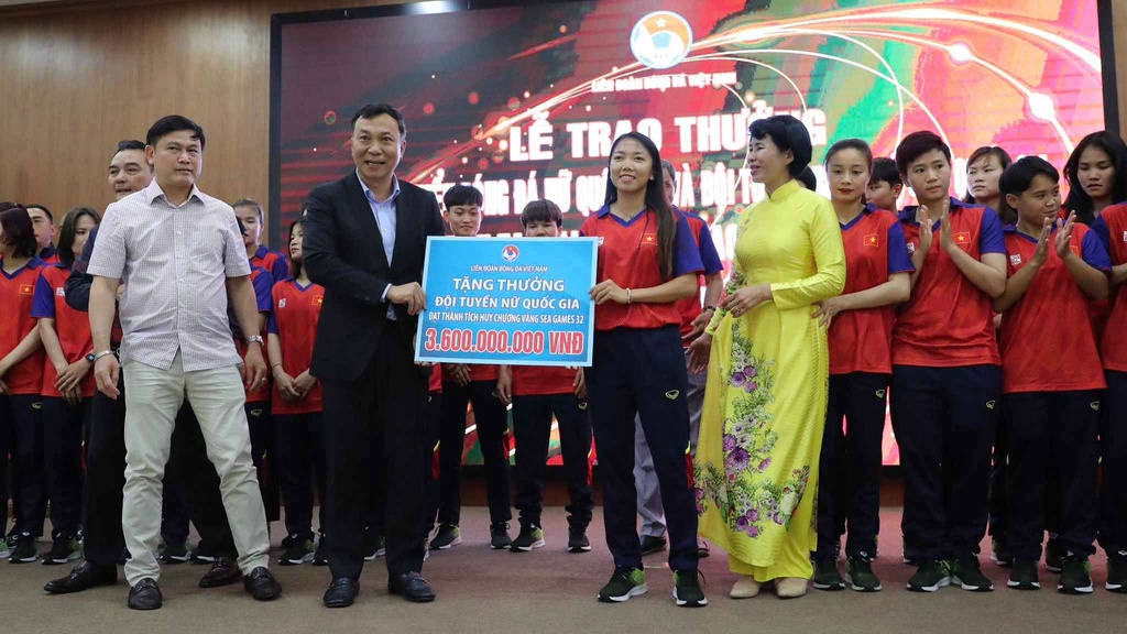 ĐT nữ Việt Nam tiếp tục nhận thưởng lớn sau HCV SEA Games 32