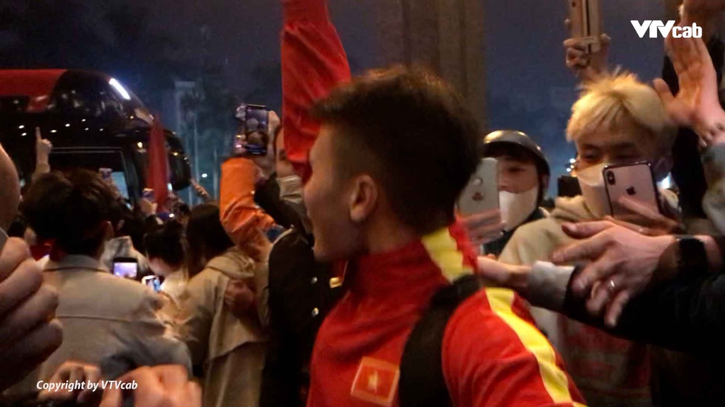 Người hâm mộ theo chân đội tuyển Việt Nam về tận khách sạn để ăn mừng