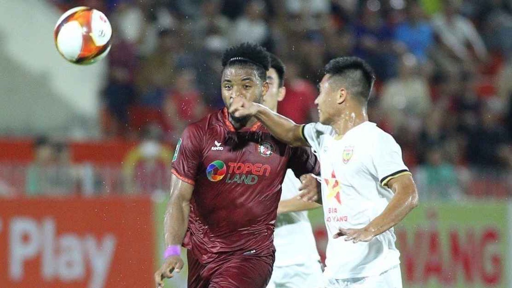 Cầu thủ Hà Tĩnh đánh chỏ vào mặt đối thủ ở Cup Quốc gia
