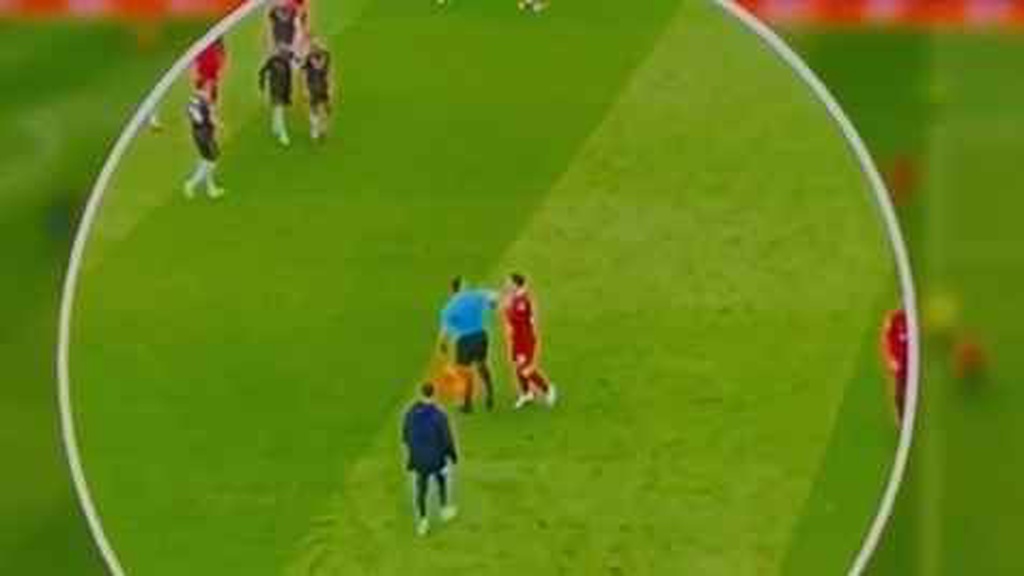 Trọng tài đánh cùi chỏ vào mặt hậu vệ Liverpool đối diện án phạt nặng