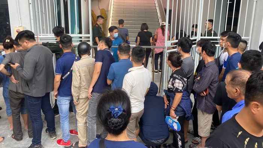 Cháy vé đội tuyển Việt Nam gặp Hong Kong, NHM mua online toát mồ hôi đổi vé cứng