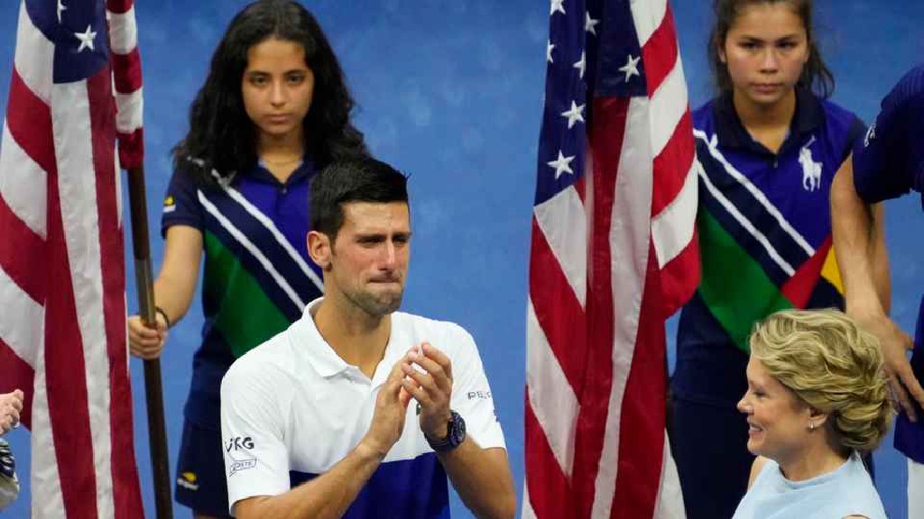 Djokovic bật khóc khi lỡ cơ hội đi vào lịch sử