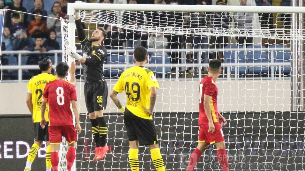 Xà ngang khung thành gặp sự cố hy hữu trong trận đấu giữa ĐT Việt Nam và CLB Dortmund