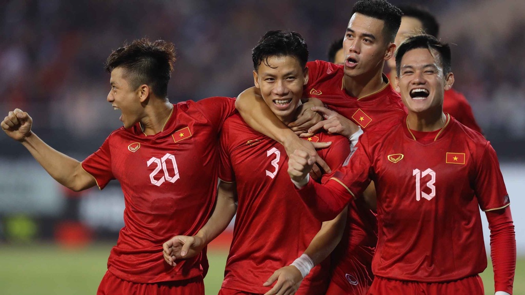 Nhận thẻ đỏ từ sớm, tuyển Việt Nam vẫn thắng tưng bừng Malaysia trên sân nhà