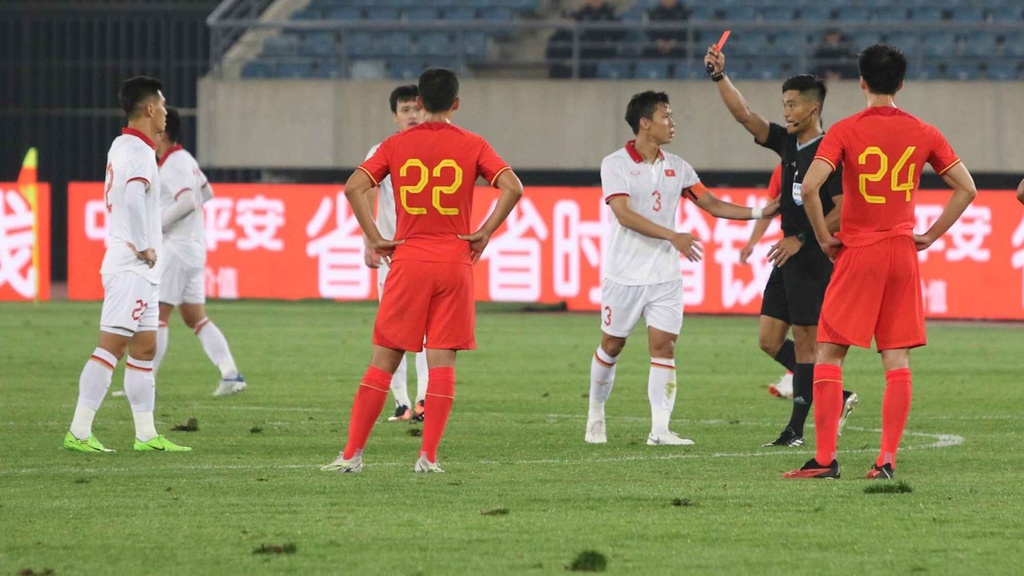 Truyền thông Trung Quốc đề nghị FIFA phạt nặng pha thúc cùi chỏ của Tiến Linh