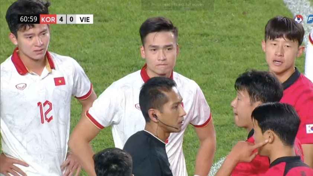 Bùi Hoàng Việt Anh nhận thẻ đỏ oan trong trận đấu Hàn Quốc?