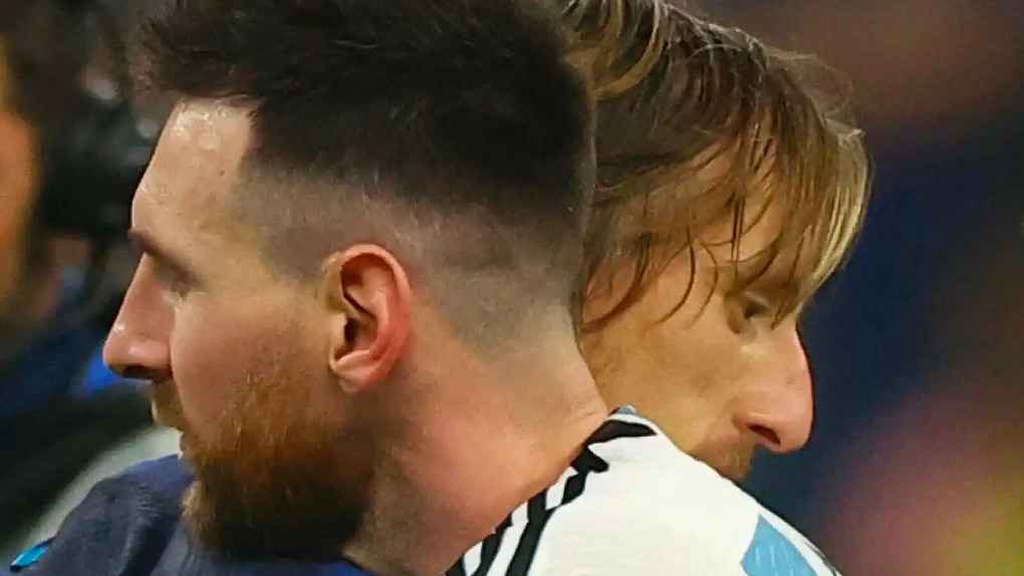 Modric có hành động đẹp dành cho Messi dù thua trận