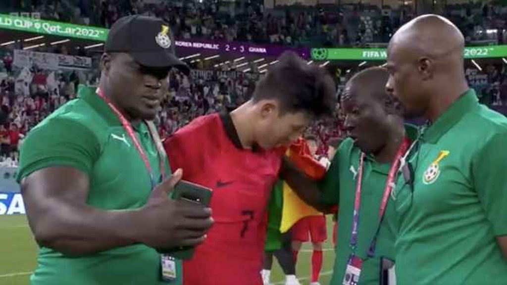 Thành viên BHL Ghana cố chụp selfie khi Son Heung-min đang khóc nức nở