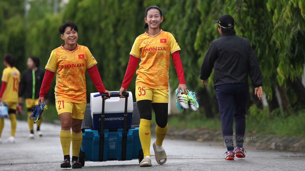 ĐT nữ Việt Nam rạng rỡ trong ngày đầu tập trung hậu World Cup