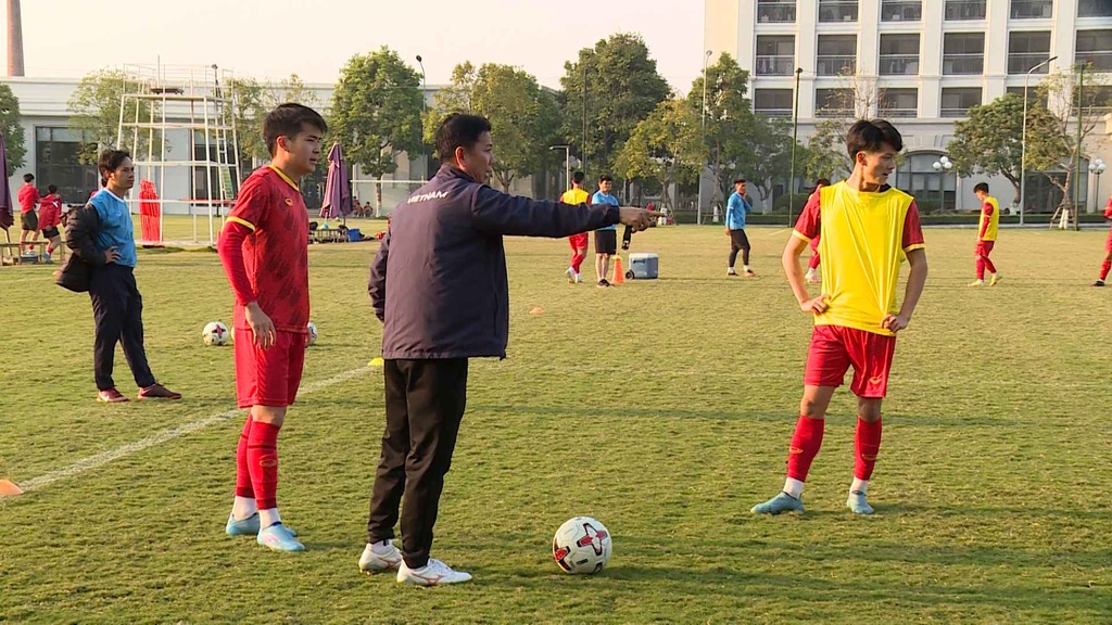 HLV Hoàng Anh Tuấn thị phạm cho học trò tại U20 Việt Nam