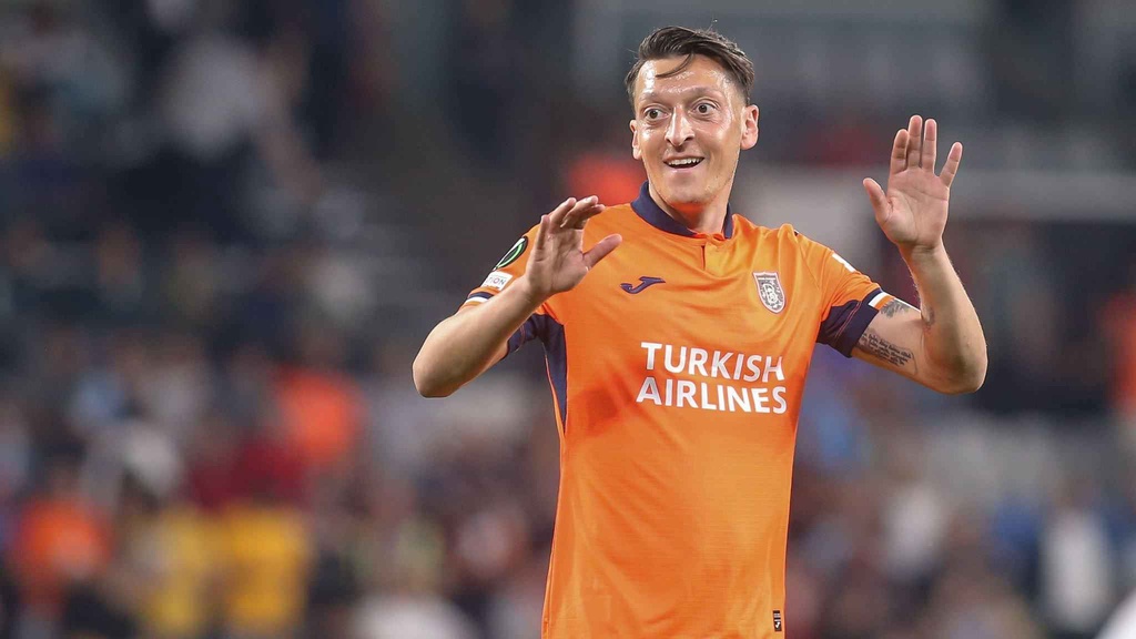 Mesut Ozil giải nghệ ở tuổi 34