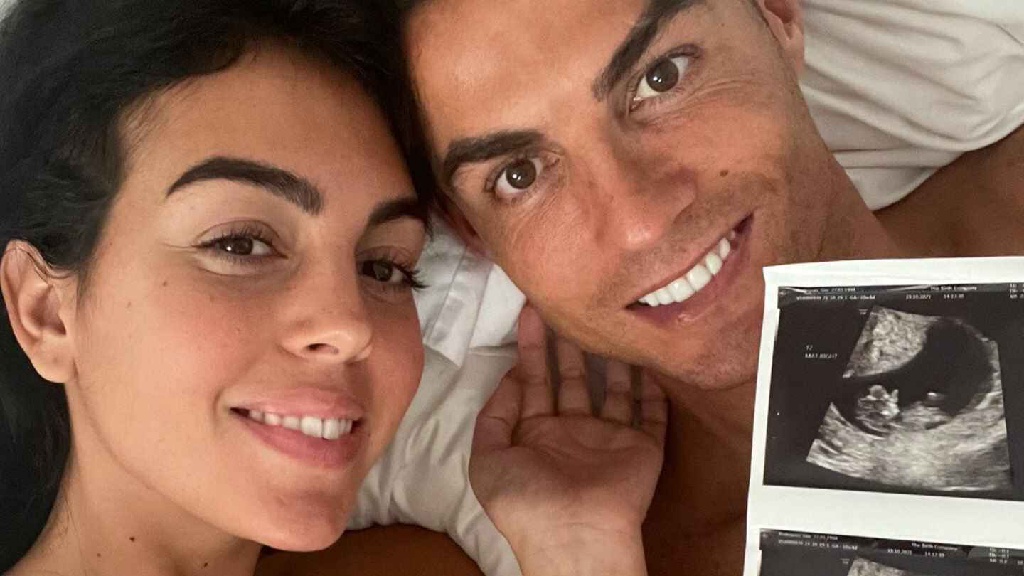 Ronaldo ghi 'cú đúp' cùng bạn gái