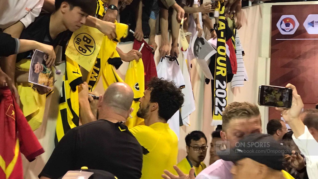 Mats Hummels và đồng đội tại Dortmund ký mỏi tay khi giao lưu với fan Việt Nam