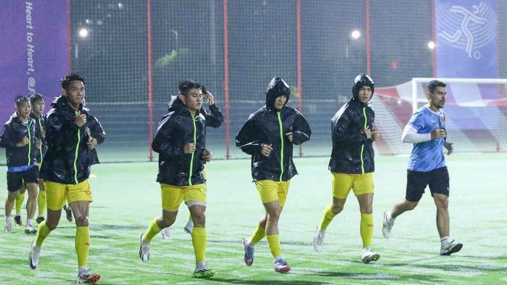 Đội tuyển Olympic Việt Nam đội mưa tập luyện, chuẩn bị cho trận đấu với Ả-rập Xê-út