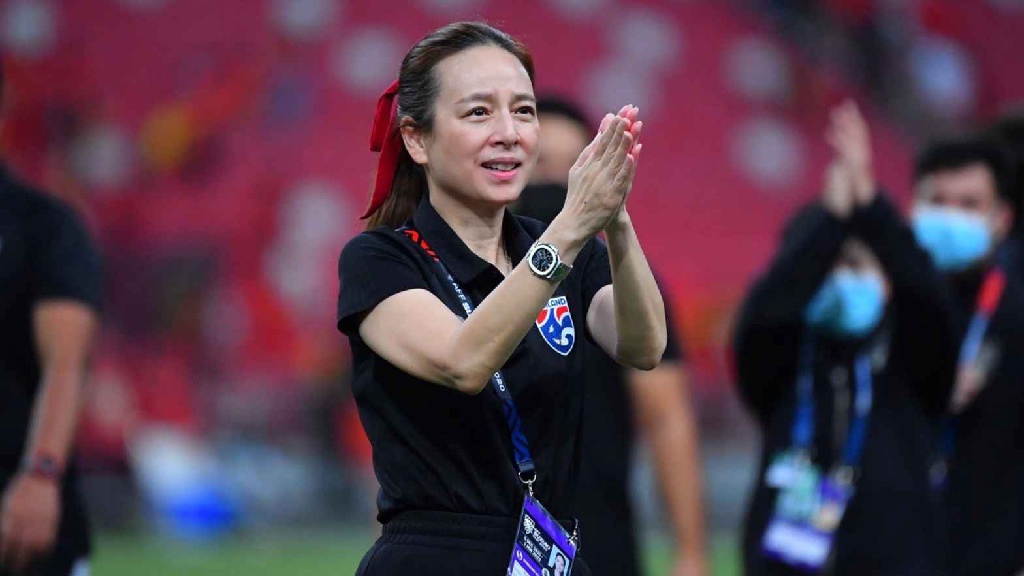 Trưởng đoàn bóng đá Thái Lan, Nualphan Lamsan là ai?