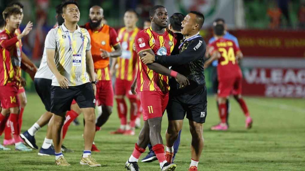 Cầu thủ Thanh Hóa kể lại giây phút sợ hãi vì CĐV Bình Định bao vây khách sạn