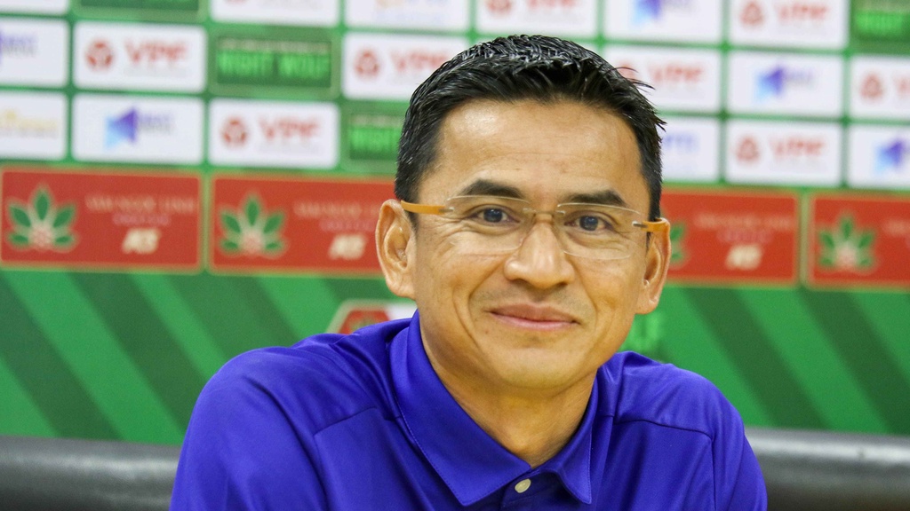 HLV Kiatisuk lên tiếng về quả penalty gây tranh cãi ở trận gặp Bình Định