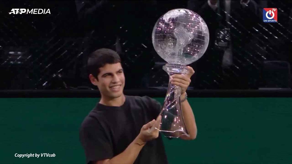 Djokovic nhọc nhằn giành vé đi tiếp, Alcaraz nhận cúp vinh danh số 1 thế giới