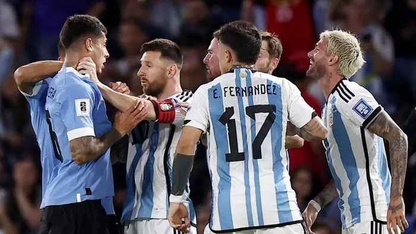 Messi nổi nóng, lao vào bóp cổ đối thủ trong trận thua Uruguay