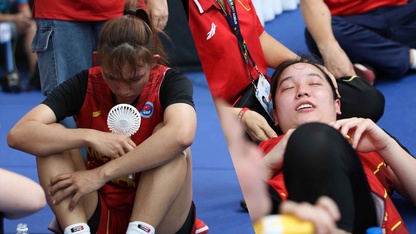 Tuyển nữ bóng rổ 3x3 Việt Nam dùng bìa giấy, quạt pin để làm mát sau chiến thắng trước Thái Lan