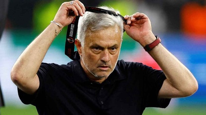 Mourinho ném huy chương bạc, cãi nhau với trọng tài sau thất bại tại chung kết Europa League