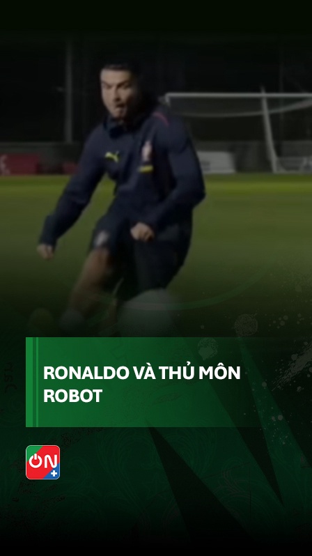 Ronaldo Đối Đầu Với Thủ Môn Robot 